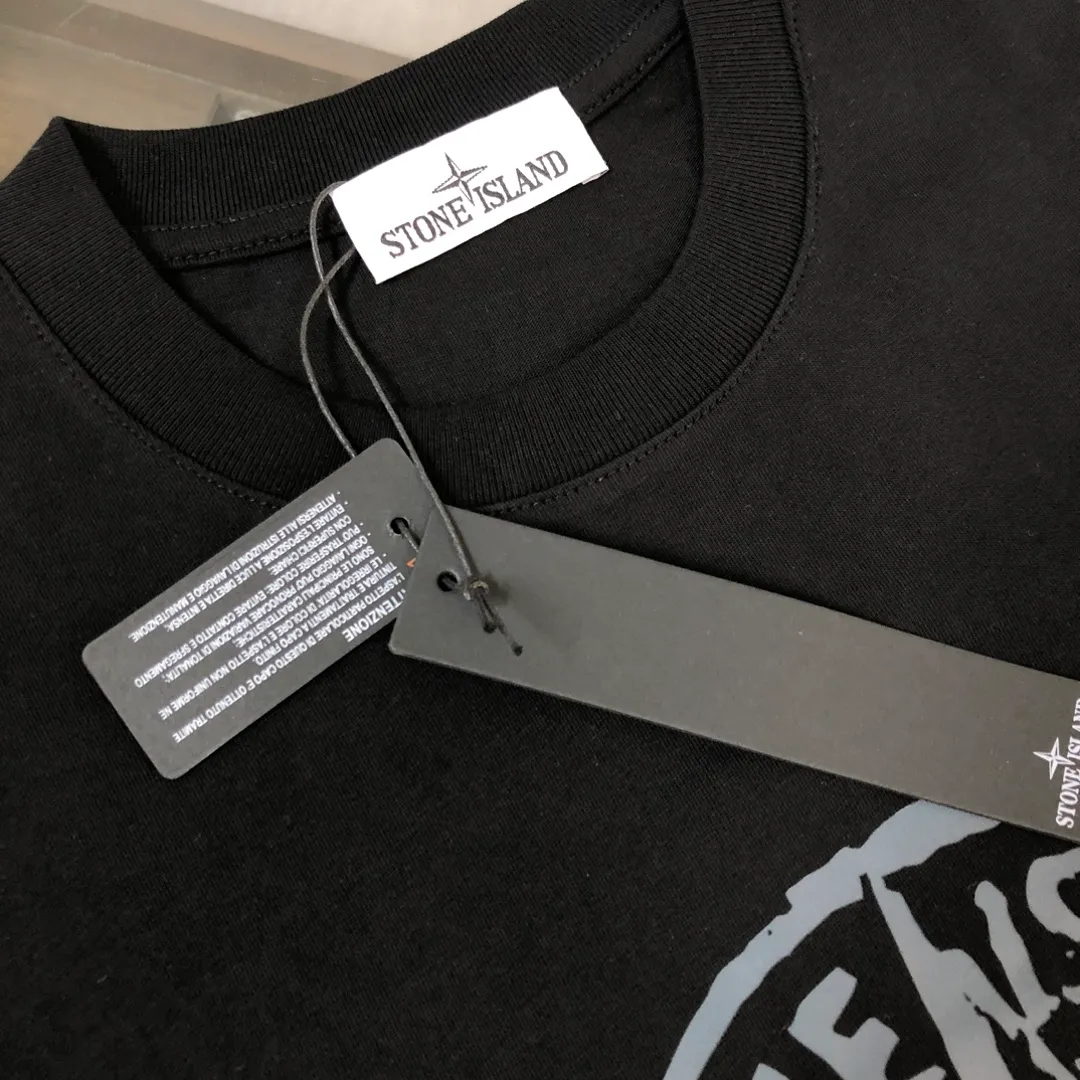 P180 Stone Island Stone Island 2025 latest T-shirt, couple style ~ Original order, stylish and casual short T-shirt, specially made of customized cotton fabric ~ Cotton T-shirt ~ Pre-washed to prevent deformation and shrinkage problem, more comfortable and breathable on the body ~ All available from stock ~ Unique design style, trendy must-have item, complete with three standards 👍 Color: black/white Size: S M L XL (larger version, please indicate your height and weight when placing an order)